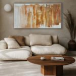 Salón contemporáneo con cuadro abstracto horizontal en tonos beige