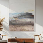 Salón elegante con arte abstracto inspirado en paisajes