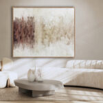 Dormitorio moderno con cuadro abstracto en tonos suaves