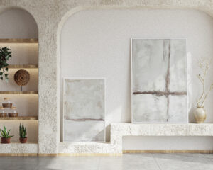 Ambiente elegante con composición de cuadros abstractos en tonos neutros