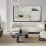 Salón contemporáneo con cuadro abstracto en tonos neutros y verdes