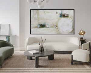 Salón contemporáneo con cuadro abstracto en tonos neutros y verdes