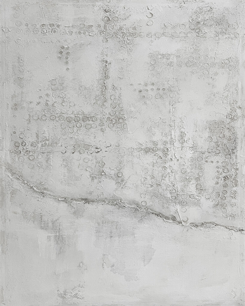 Lienzo abstracto en gris con textura de cuadrícula y grieta diagonal