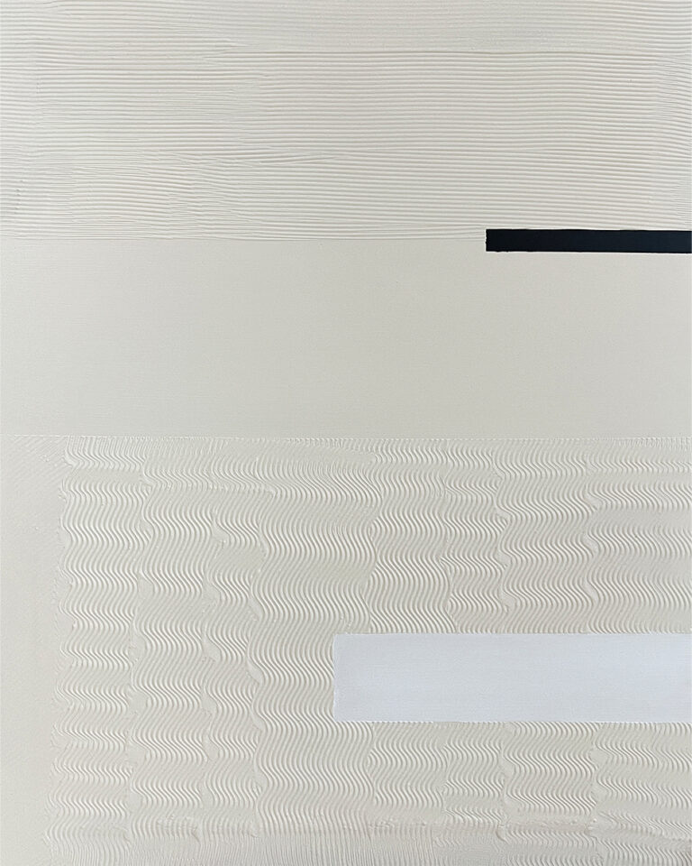 Lienzo minimalista beige con textura ondulada y trazo negro