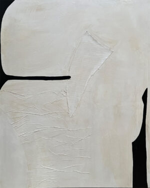 Lienzo escultórico blanco con relieve triangular y contornos negros