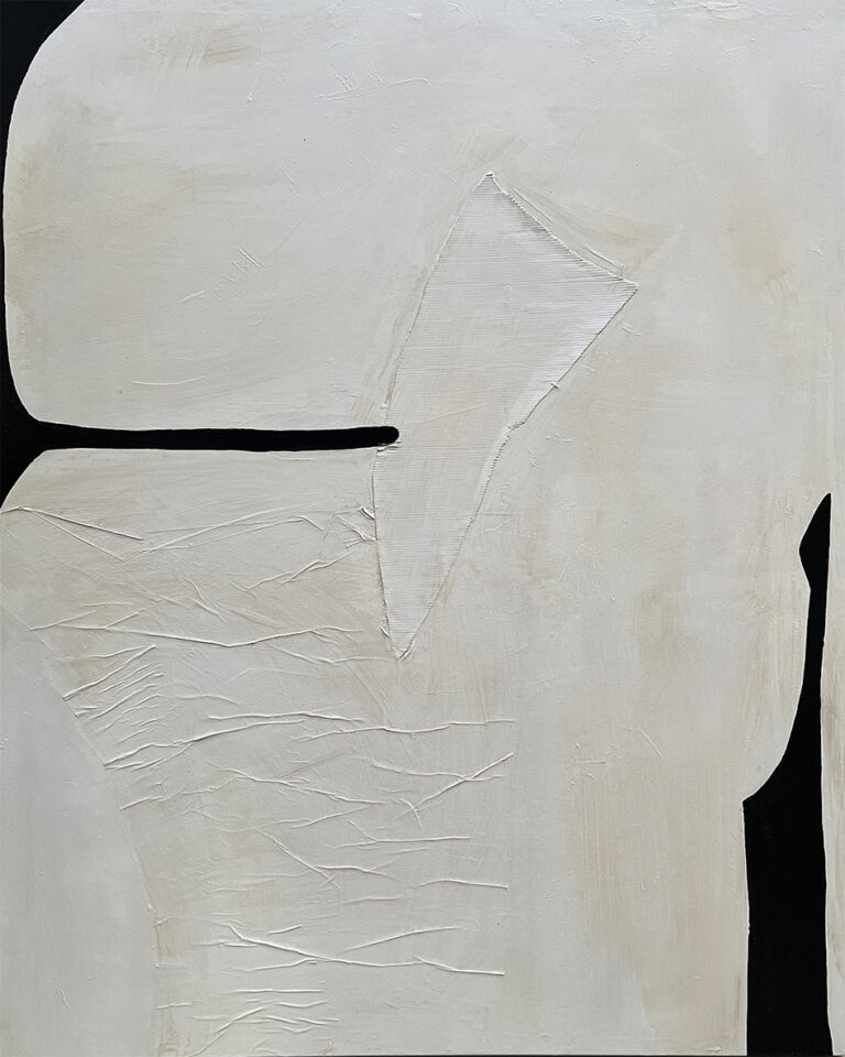 Lienzo escultórico blanco con relieve triangular y contornos negros