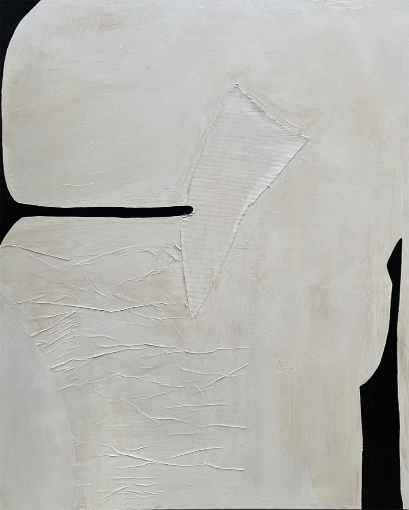 Lienzo escultórico blanco con relieve triangular y contornos negros