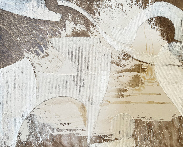 Lienzo abstracto con cintas curvas en marfil sobre fondo oscuro