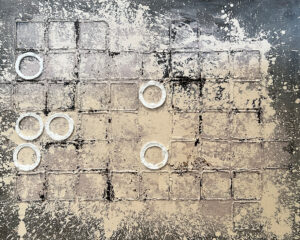 Lienzo abstracto con textura de retícula y anillos en relieve blanco