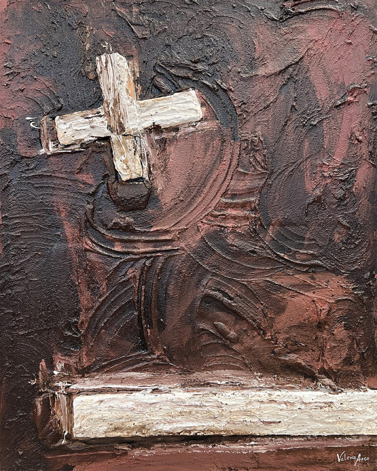 Lienzo escultórico en tonos tierra con relieve en cruz