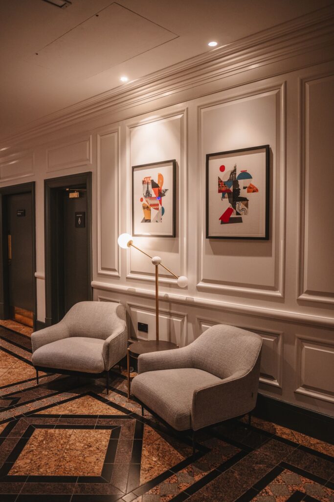 Salón de hotel con obra enmarcada